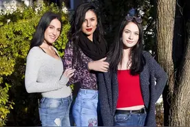 美女们一丝不挂就出门了，竟无人看出这是画的，网友：行为艺术吧图片