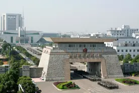 国防科大“新生礼包”揭晓，日用品齐全还送电脑，谁心动了我不说图片