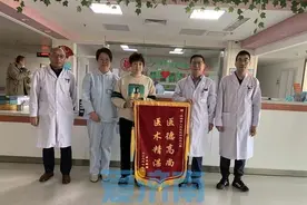 摔伤致“突眼充血”眼科治疗一直不见好，一查发现脑内大问题图片
