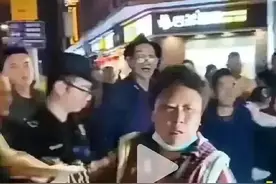 摆摊的小商贩为了赚一点钱和城管玩躲猫猫图片