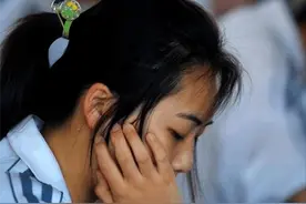 我养继女23年，结婚那天她生母不让我参加，女儿的做法令我惊讶图片