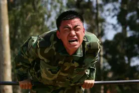 许三多为了不辜负班长，用333个腹部绕杠强势翻盘，那我们呢?图片