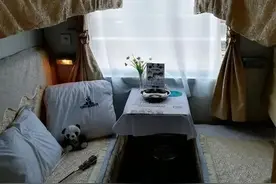 睡在软卧对铺的女乘客（1）图片