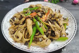 米饭杀手：青椒梅菜炒面筋！比青椒炒肉要好吃，一周吃七天也不腻图片