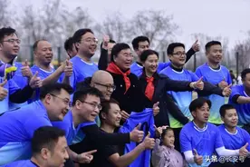 经开三小班级足球联赛激战正酣，“名嘴”韩乔生现场指导图片