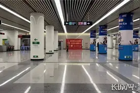 高峰期老年卡乘车不该受限图片