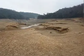 近20年首次！“昆明野鸭湖干了”？湖底疑似发现建筑遗迹……图片