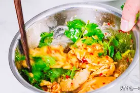 可不要再水煮鸡胸肉了，试试热拌鸡胸肉，鲜嫩爽滑的简单做法图片