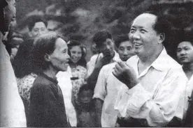 59年毛主席回韶山，走进一处房子，下跪磕了3个头，口中念念有词图片