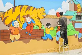 河南“90后”小伙墙上画画带火全村，助力乡村文旅振兴图片