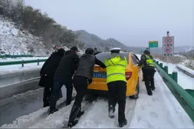 湖北英山：紧急疏导沪武高速英山段因暴雪滞留的1000多台车图片