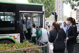 学生出行 我们“定制” 西安市共开通校园定制公交线路64条图片