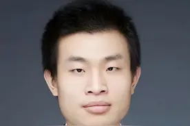 北大韦神被同校女生表白，独自现身食堂只顾干饭，网友：注孤生图片