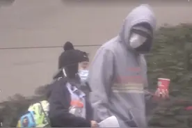 吴尊陈小春接孩子放学，在校门口热聊，9岁Jasper和Max身高瞩目图片