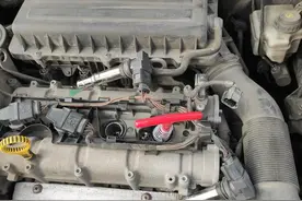 自己动手更换斯柯达明锐火花塞图片