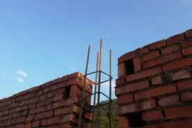 56岁农民不顾邻居反对加高地基，如今却后悔不已？村民：自找的！图片