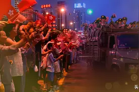 4K修复香港回归珍贵画面！数十万深圳市民欢送驻港部队图片