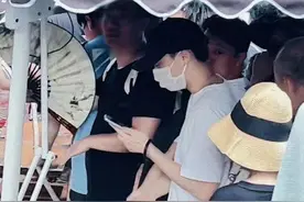 李易峰消失后现身四川老家寺庙，打扮低调人消瘦，面相改变显憔悴图片