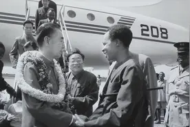 周总理出访坦桑尼亚期间做了什么，让总统尼雷尔大为感动？图片