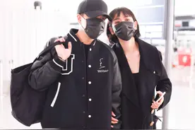 刘恺威认爱后狂秀恩爱！与女友甜蜜牵手现身机场，被曝已试婚同居图片