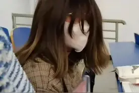 你有同感吗？女大学生封校期间手机被摔坏，整个人像“灵魂出窍”图片