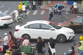 还原现场｜成都警民联手制服持刀歹徒图片