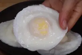 才知道，做荷包蛋切记不能直接下锅！大厨教您一招，个个都不散花图片