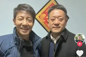 撒贝宁回武汉过年，亲切合照，与镜前判若两人，眼袋、皱纹明显图片
