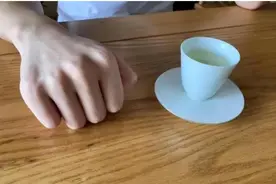 酒桌上，对方用酒杯敲桌子是暗示？以前不知道，现在明白也不晚图片