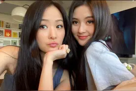 孙芸芸母亲节晒母女合照，状态松弛看不出相差21岁，两人更像姐妹图片