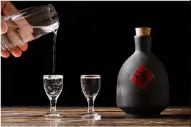 倒酒时，对方不停地“敲桌子”是啥意思？建议弄懂，免得闹笑话图片