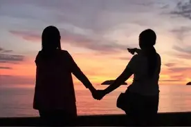 女孩2岁被送人，梦里有个姐姐，家人团聚，她说：我只想见姐姐图片