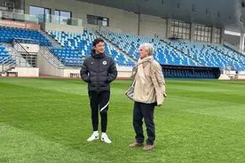 米卢、谢晖大连赛区师徒重逢，米卢特意穿上当年世界杯出线时的风衣图片