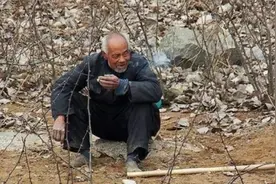 老汉巡逻时肚子疼，方便时随手一抓，却意外发现两个“世界第一”图片