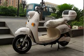 电动车“每天充”和“用尽再充”，哪个更伤车？专业人士说出答案图片