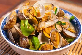 花甲吐沙，不用盐不用油，海边人教的好方法，15分钟吐个干净图片