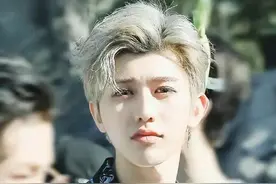 曝顶流男星与女爱豆恋爱，被扒两人撞多个同款，网友态度两极分化图片