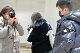 国乒抵达北京！樊振东被怼脸拍，遭人挡道黑脸无奈，陈梦买玩具车图片