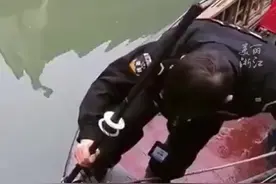 高手！民警历经2小时捞起掉河里的钻戒图片