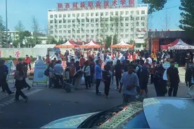 看到送孩子上大学这一幕，我泪目了图片