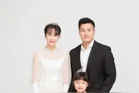 吕小军晒一家四口，小女儿继承老婆美貌似混血儿，长女却超像他图片