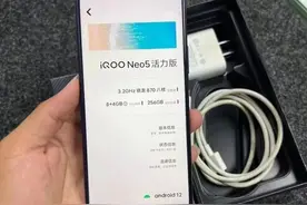 为什么近两年在屏幕右上角挖孔做摄像头的智能手机几乎绝迹了？图片