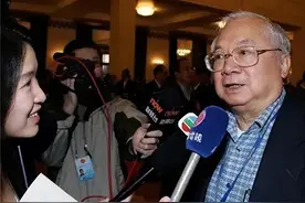 向美国捐1亿，又为大陆捐500亿，曾遭李嘉诚“威胁”，他是谁？图片