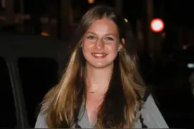 西班牙小公主穿碎花裙，小时候恬静淡雅，长大后热情如火气场全开图片