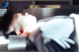 《三悦有了新工作》大结局：三悦给生父入殓，娅男和陈法医结婚图片