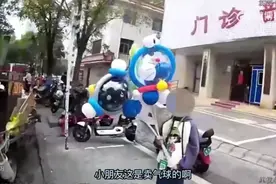 女孩哭着卖气球路人以为被拐卖报警 妈妈：作业没做好罚她图片