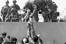 美军撤离阿富汗之际，“被托举男婴”引关注：下落不明被遗弃机场图片