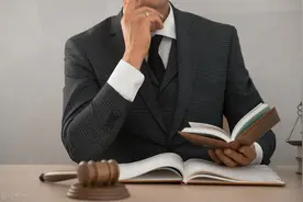 欠别人10万元，收到了法院的开庭传票，我不想搭理他可以吗？图片