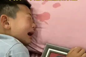 男孩想念继父哭湿枕头，继父抢票半个月赶回家，生恩不如养恩大？图片