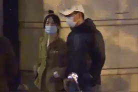 51岁周杰恋情曝光！和长腿萌妹出游举止亲密，深夜挽手同回酒店图片
